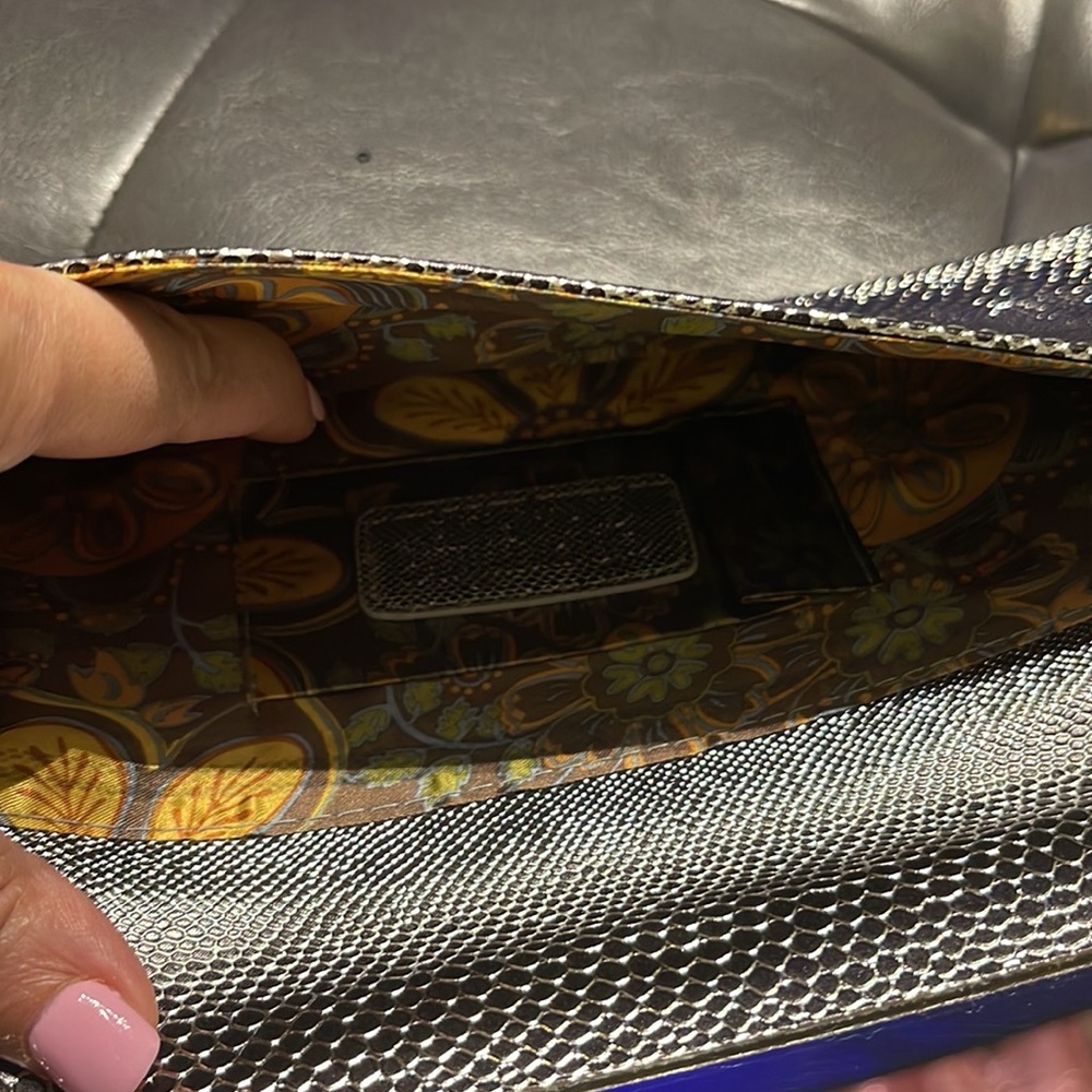 Beautiful Silver Clutch - Picture 4 of 11
